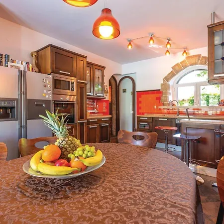 Stunning Home In Cista Velika With Wifi *