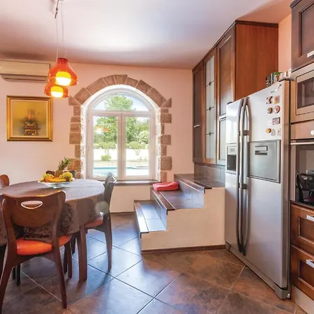 Stunning Home In Cista Velika With Wifi *